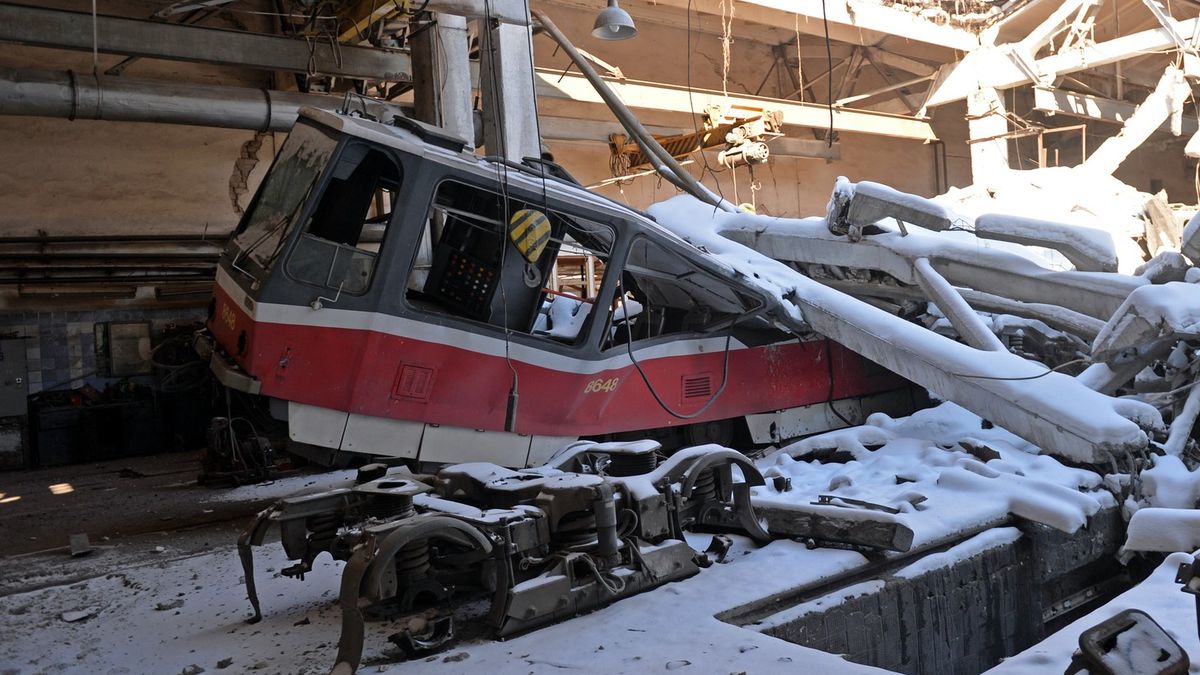 Bombardování Charkova zničilo i tramvaje, které dřív jezdily po Praze